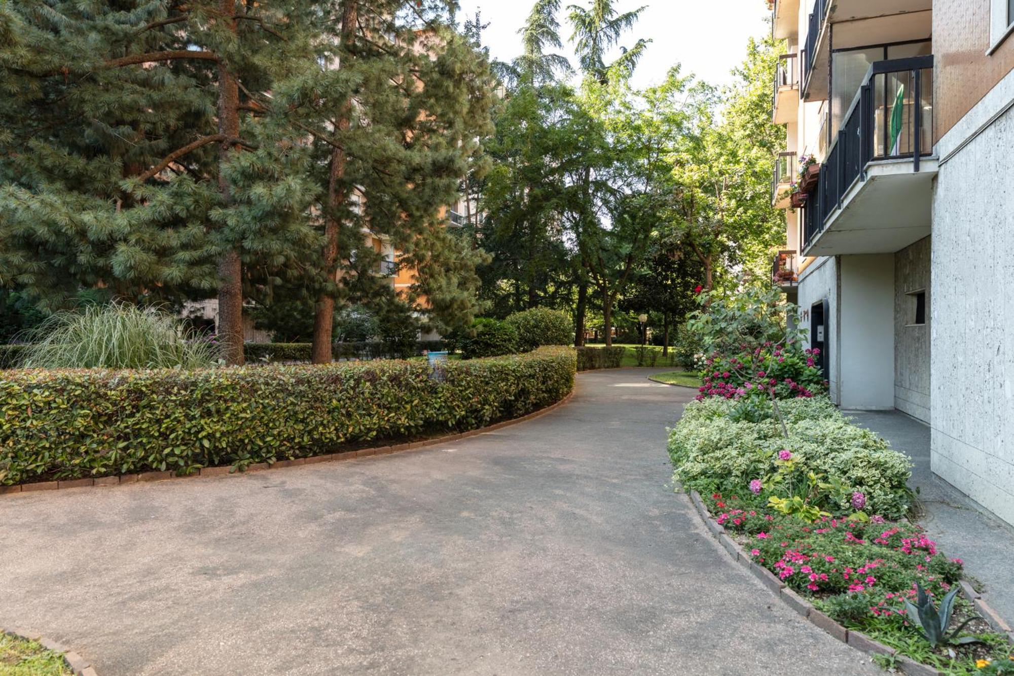 Dehomes - One Bedroom, City View, Balcony, Wi-Fi & Netflix, Treno-Bus To Centre Corsico Esterno foto